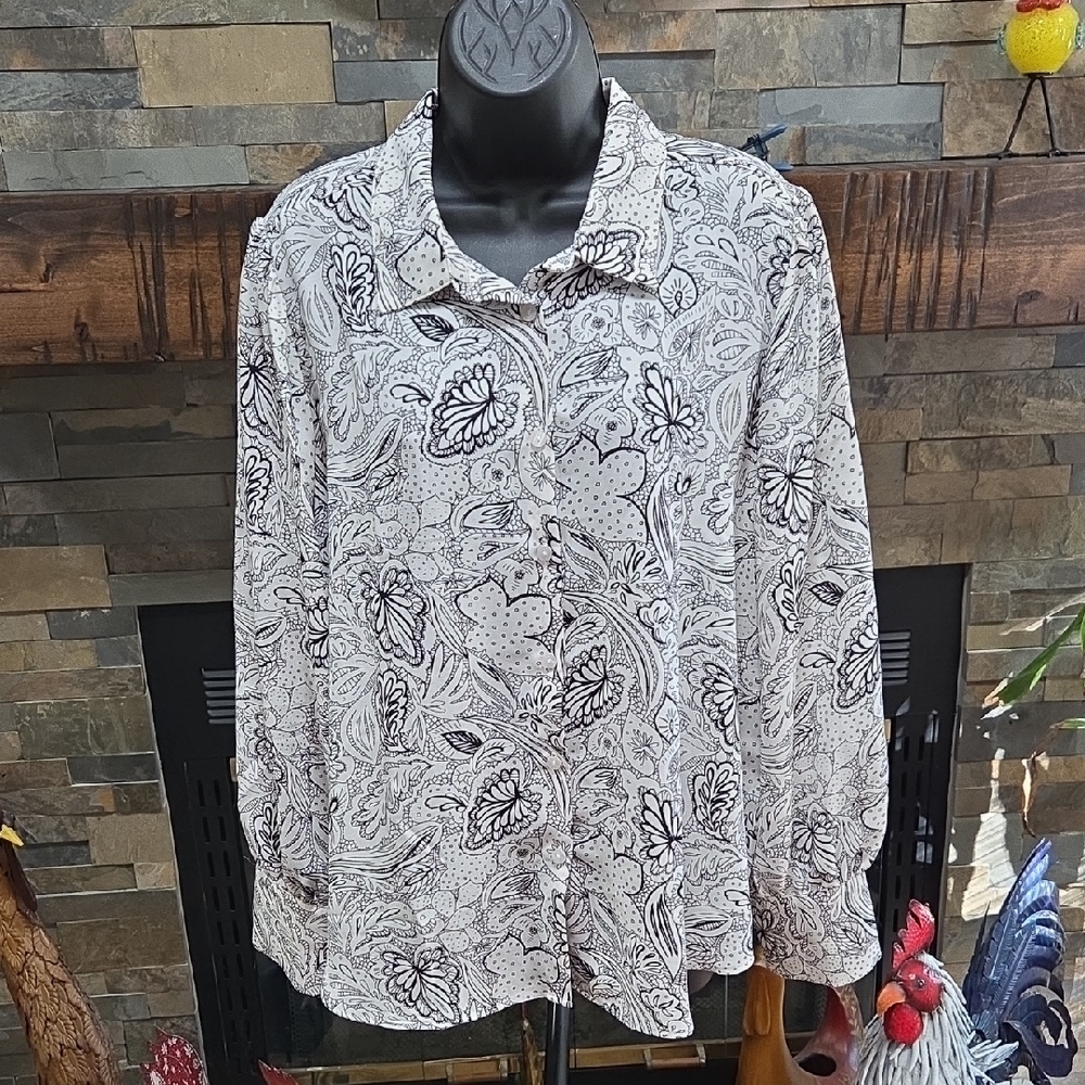 NEW Ann Taylor Factory black and white floral button-up blouse